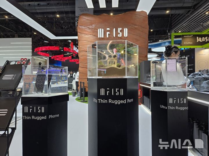 세계 최대 이동통신 전시회 'MWC25'가 진행되는 스페인 바르셀로나 피아 그란 비아 전시관 1홀에 마련된 IIIF150 전시 부스에서 러기드폰 내구성 소개를 위한 전시가 진행되고 있다.. (사진=윤현성 기자)