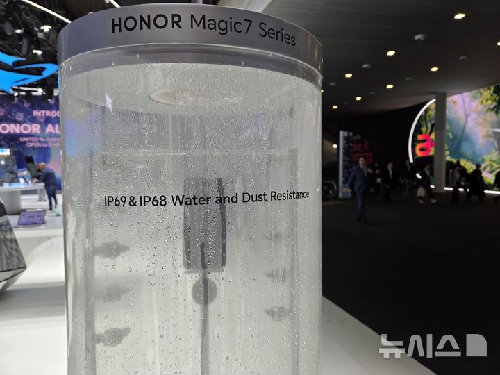 세계 최대 이동통신 전시회 'MWC25'가 진행되는 스페인 바르셀로나 피아 그란 비아 전시관 3홀에 마련된 아너 전시 부스에서 '아너 매직7' 시리즈의 방수 기능 소개를 위한 전시가 진행되고 있다. (사진=윤현성 기자)