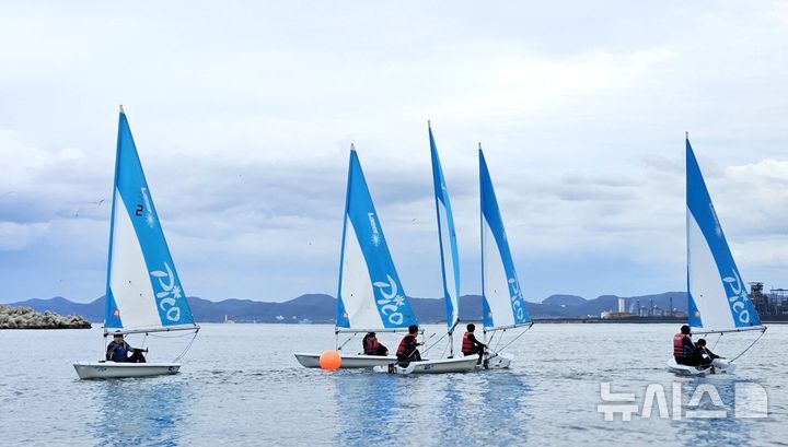 [포항=뉴시스] 딩기요트 교육 장면. (사진=포항시 제공) 2025.03.04. photo@newsis.com