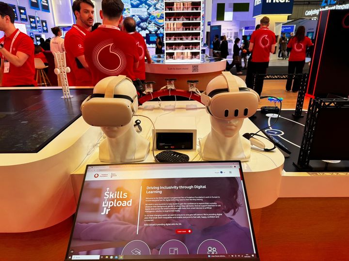 [사진=뉴시스] 심지혜 기자 = 영국 보다폰이 4일(현지시간) 스페인 바르셀로나에서 개최 중인 MWC25에서 관람객들이 이용할 수 있도록 메타 퀘스트 2·3를 전시했다. 보다폰은 메타 퀘스트를 통해 학생들의 교육용 콘텐츠를 5G로 서비스하고 있다. 2025.03.04. siming@newsis.com *재판매 및 DB 금지