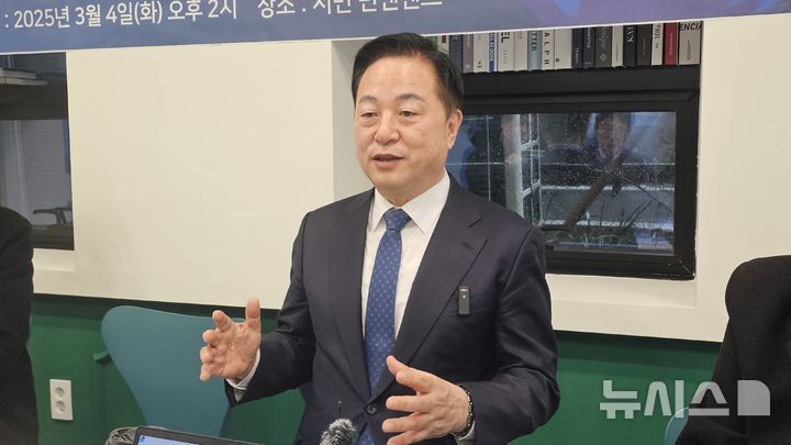 [부산=뉴시스] 원동화 기자 = 김두관 전 의원이 4일 부산진구 노무현재단부산지역위원회에서 기자간담회를 열었다. 2025.03.04. dhwon@newsis.com
