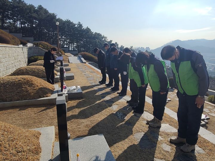 [창원=뉴시스] 국립3·15민주묘지관리소는 무연고 안장자 중의 1인인 '고(故) 조현대 민주열사' 묘소에서 전 직원이 유족을 대신해 참배했다고 4일 밝혔다. (사진=국립3·15민주묘지관리소 제공) 2025.03.04. photo@newsis.com *재판매 및 DB 금지