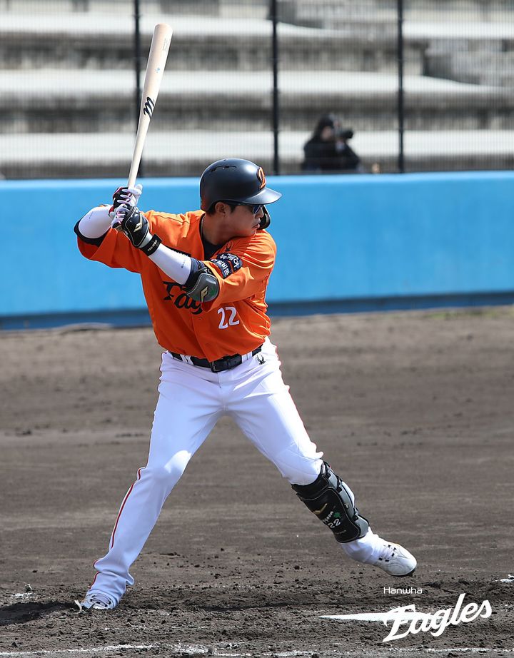 [서울=뉴시스] 프로야구 한화 이글스 채은성이 지난 2월27일 일본 오키나와의 고친다 구장에서 열린 SSG 랜더스와의 연습 경기에서 타격을 시도하고 있다. (사진=한화 이글스 제공) 2025.02.27. *재판매 및 DB 금지