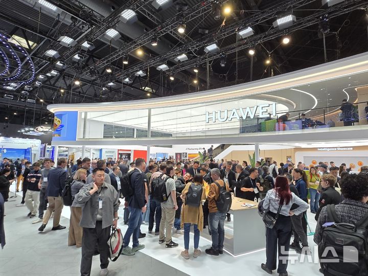 [바르셀로나(스페인)=뉴시스]MWC25에 마련된 화웨이 전시 부스에서 화웨이의 세계 최초 트리폴드폰 '메이트 XT'를 직접 사용해보기 위해 관람객들이 몰려있다. (사진=윤현성 기자)