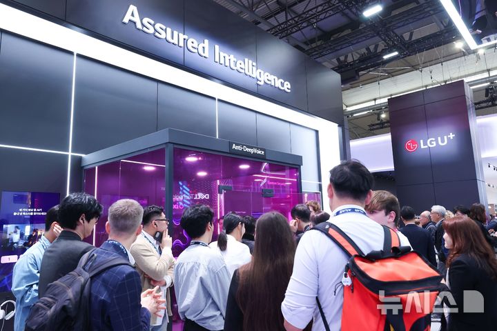 [바르셀로나(스페인)=뉴시스]MWC25가 개최된 스페인 바르셀로나 피라 그란 비아 제3홀 전시장에 마련된 LG유플러스의 '안티딥보이스' 체험존에서 참관객들이 자신의 목소리와 AI 음성을 구분하는 체험을 진행하고 있다. (사진=LG유플러스 제공)