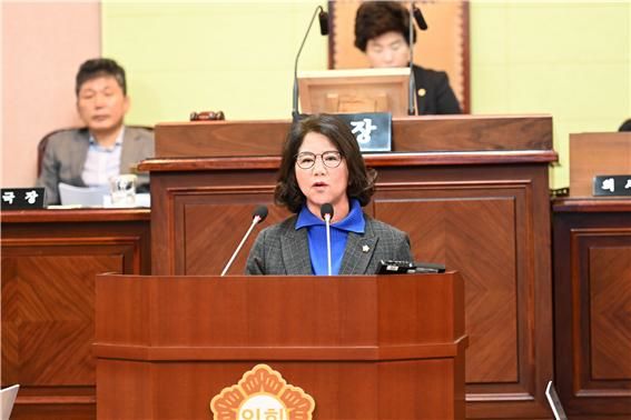 [거제=뉴시스] 신정철 기자= 거제시의회가 4일 제252회 임시회 본회의를 개회한 가운데 이미숙 의원(장평·고현·수양동/더불어민주당)이 ‘이국적인 종려나무로 가로수 정비'를 촉구하고 있다.(사진=거제시의회 제공).2025.03.04. photo@newsis.com *재판매 및 DB 금지