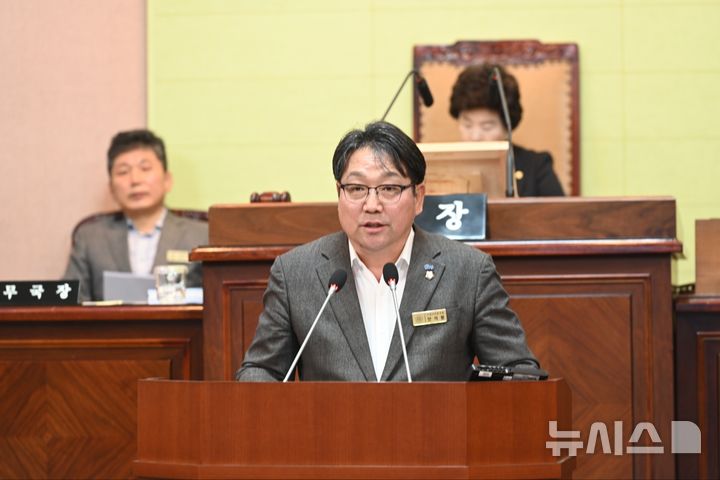 [거제=뉴시스] 신정철 기자= 거제시의회가 4일 제252회 임시회 본회의를 개회한 가운데 안석봉 의원(옥포 1·2동, 연초, 하청, 장목, 더불어민주당)이 5분 자유발언을 통해 "문화관광해설사 배치 확대와 칠천도 주민 민원 해소 및 안전 개선 시급"을 지적하고 있다.(사진=거제시의회 제공).2025.03.04. photo@newsis.com *재판매 및 DB 금지