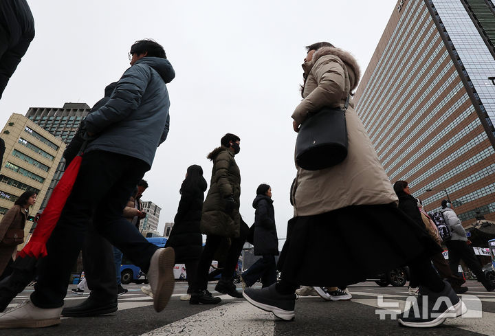 충남권 기온 차차 떨어지고 한때 비 예보…낮 최고 8도
