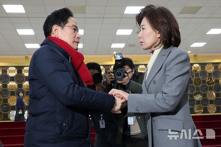 [서울=뉴시스] 조성우 기자 = 나경원(오른쪽) 국민의힘 의원이 4일 오전 서울 여의도 국회에서 마은혁 헌법재판관 후보자 임명에 반대하는 무기한 단식 농성을 하는 박수영 의원을 격려하고 있다. 2025.02.27. xconfind@newsis.com