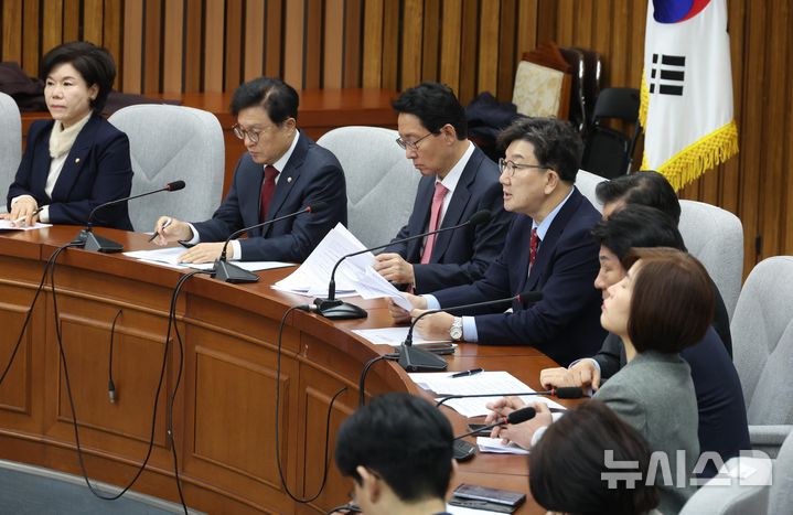 [서울=뉴시스] 조성봉 기자= 권성동 국민의힘 원내대표가 4일 오전 서울 여의도 국회에서 열린 원내대책회의에서 발언을 하고 있다. 2025.03.04. suncho21@newsis.com