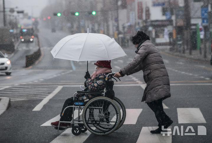 [서울=뉴시스] 정병혁 기자 = 4일 서울 마포구 대흥역 인근에서 시민들이 눈을 맞으며 이동하고 있다. 2025.03.04. jhope@newsis.com