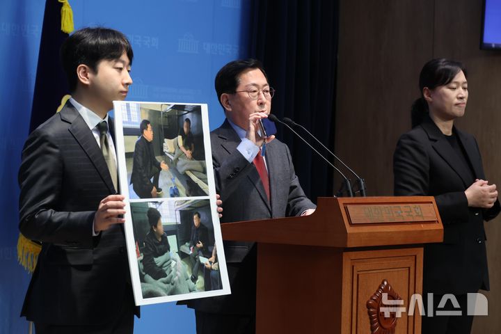 [서울=뉴시스] 조성봉 기자= 유용원 국민의힘 의원이 4일 오전 서울 여의도 국회 소통관에서 열린 우크라이나 방문 보고 기자회견에서 북한 포로 면담 결과를 설명하고 있다. 유 의원은 지난 2월 23일부터 26일까지 3박 4일의 일정으로 우크라이나를 방문했다.2025.03.04. suncho21@newsis.com 