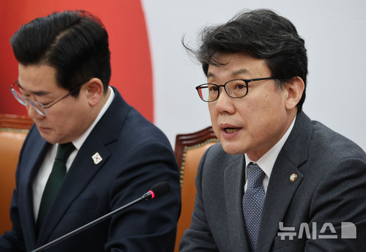 [서울=뉴시스] 조성우 기자 = 진성준(오른쪽) 더불어민주당 정책위의장이 지난 4일 오전 서울 여의도 국회에서 열린 원내대책회의에서 발언하고 있다. 왼쪽은 박찬대 원내대표. 2025.03.04. xconfind@newsis.com