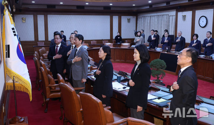 [서울=뉴시스] 최진석 기자 = 최상목 대통령 권한대행 부총리 겸 기획재정부 장관이 4일 정부서울청사에서 열린 국무회의에서 국기에 경례하고 있다. (대통령실통신사진기자단) 2025.03.04. myjs@newsis.com