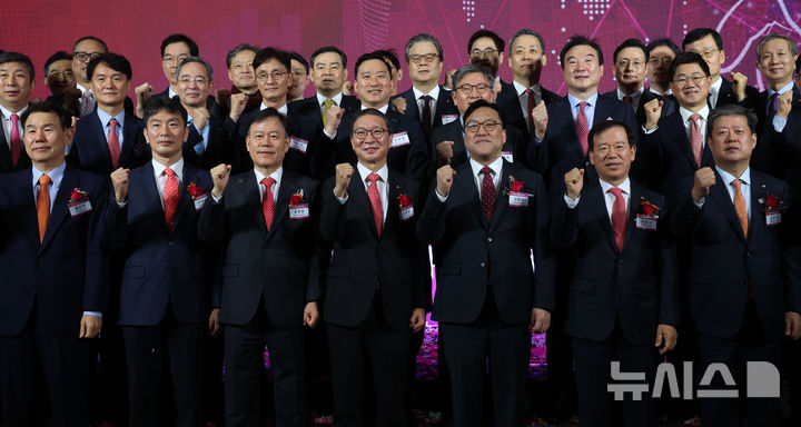 [서울=뉴시스] 홍효식 기자 = 4일 서울 영등포구 여의도 금융투자협회에서 열린 넥스트레이드 개장식에서 내빈들이 기념촬영하고 있다.&nbsp; 앞줄 왼쪽부터 정은보 한국거래소 이사장, 이복현 금융감독원장, 윤한홍 국회 정무위원장, 김학수 넥스트레이드 대표, 김병환 금융위원장, 서유석 금융투자협회장, 김정각 한국증권금융 사장. 2025.03.04. yesphoto@newsis.com