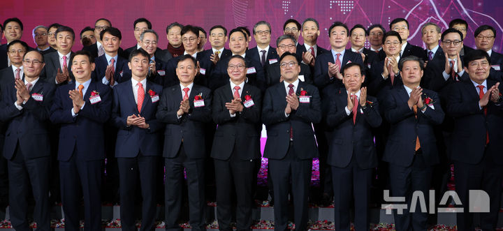 [서울=뉴시스] 홍효식 기자 = 4일 서울 영등포구 여의도 금융투자협회에서 열린 넥스트레이드 개장식에서 내빈들이 기념촬영하고 있다.앞줄 왼쪽부터 이순호 한국예탁결제원 사장, 정은보 한국거래소 이사장, 이복현 금융감독원장, 윤한홍 국회 정무위원장, 김학수 넥스트레이드 대표, 김병환 금융위원장, 서유석 금융투자협회장, 김정각 한국증권금융 사장, 윤창현 코스콤 대표이사. 2025.03.04. yesphoto@newsis.com