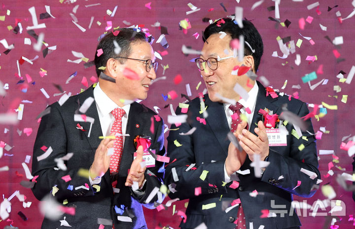 [서울=뉴시스] 홍효식 기자 = 김학수(왼쪽) 넥스트레이드 대표와 김병환 금융위원장 4일 서울 영등포구 여의도 금융투자협회에서 열린 넥스트레이드 개장식에서 개장 세리머니를 하며 대화를 나누고 있다. 2025.03.04. yesphoto@newsis.com