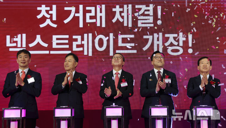 [서울=뉴시스] 홍효식 기자 = 4일 서울 영등포구 여의도 금융투자협회에서 열린 넥스트레이드 개장식에서 내빈들이 개장 세리머니를 하고 있다.왼쪽부터 이복현 금융감독원장, 윤한홍 국회 정무위원장, 김학수 넥스트레이드 대표, 김병환 금융위원장, 서유석 금융투자협회장. 2025.03.04. yesphoto@newsis.com