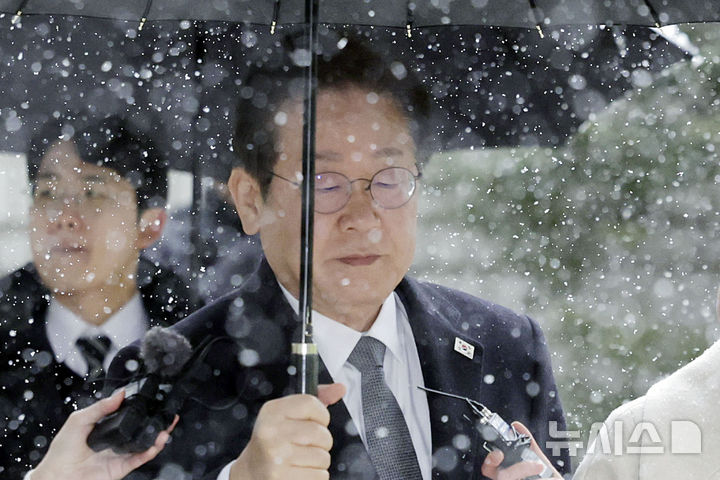 [서울=뉴시스] 최동준 기자 = 이재명 더불어민주당 대표가 지난 4일 서울 서초구 서울중앙지방법원에서 열린 '대장동 배임 및 성남FC 뇌물 의혹' 공판에 출석하고 있다. 2025.03.04. photocdj@newsis.com