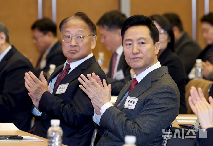 [서울=뉴시스] 김진아 기자 = 오세훈 서울시장이 지난 4일 서울 중구 대한상공회의소에서 열린 '기업 중심 성장 지향형 규제 개혁' 포럼에서 박수를 치고 있다. 2025.03.04. bluesoda@newsis.com