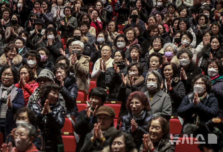 [서울=뉴시스] 정병혁 기자 = 4일 서울 마포구 마포아트센터에서 열린 2025학년도 일성여자중고등학교 입학식에서 입학생들이 국민의례를 하고 있다. 2025.03.04. jhope@newsis.com