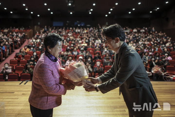 [서울=뉴시스] 정병혁 기자 = 4일 서울 마포구 마포아트센터에서 열린 2025학년도 일성여자중고등학교 입학식에서 원거리 통학 입학생인 장주선 씨가 교무부장으로 부터 꽃다발을 전달받고 있다. 2025.03.04. jhope@newsis.com