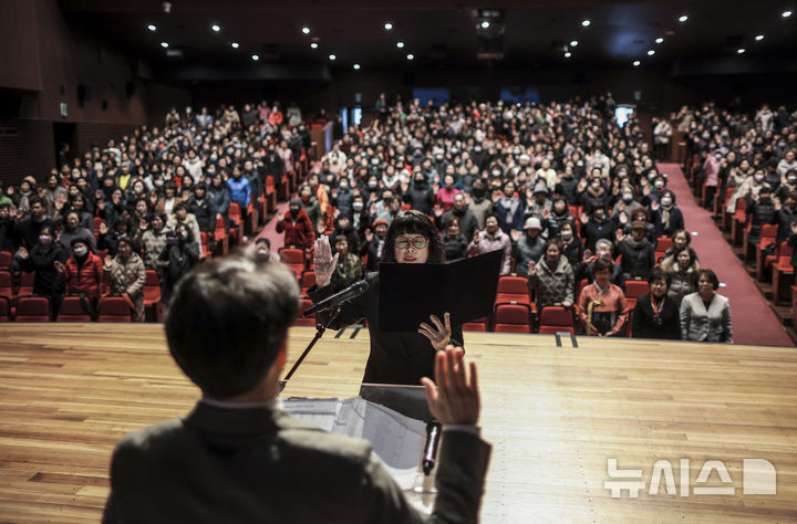 [서울=뉴시스] 정병혁 기자 = 4일 서울 마포구 마포아트센터에서 열린 2025학년도 일성여자중고등학교 입학식에서 입학생들이 선서를 하고 있다. 2025.03.04. jhope@newsis.com