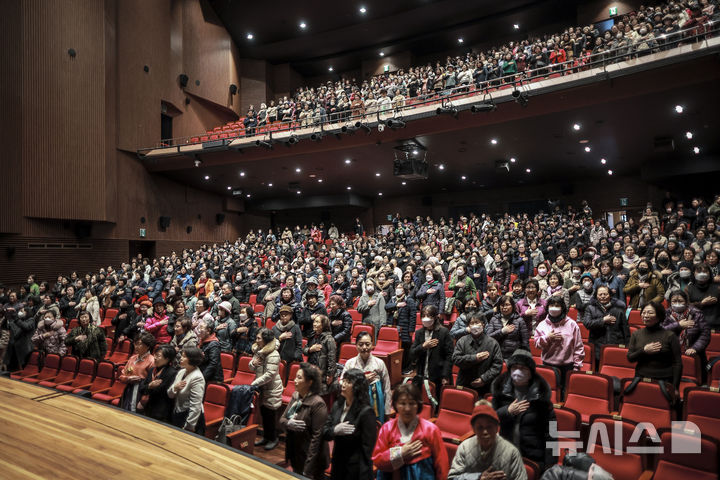 [서울=뉴시스] 정병혁 기자 = 4일 서울 마포구 마포아트센터에서 열린 2025학년도 일성여자중고등학교 입학식에서 입학생들이 국민의례를 하고 있다. 2025.03.04. jhope@newsis.com