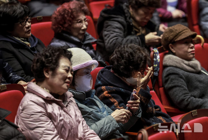 [서울=뉴시스] 정병혁 기자 = 4일 서울 마포구 마포아트센터에서 열린 2025학년도 일성여자중고등학교 입학식에서 입학생들이 선배의 입학소감문을 들으며 눈물을 닦고 있다. 2025.03.04. jhope@newsis.com