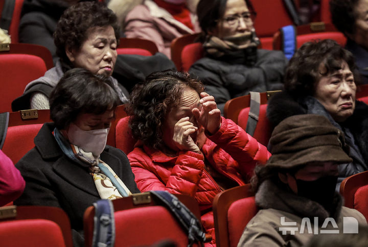 [서울=뉴시스] 정병혁 기자 = 4일 서울 마포구 마포아트센터에서 열린 2025학년도 일성여자중고등학교 입학식에서 입학생들이 선배의 입학소감문을 들으며 눈물을 닦고 있다. 2025.03.04. jhope@newsis.com