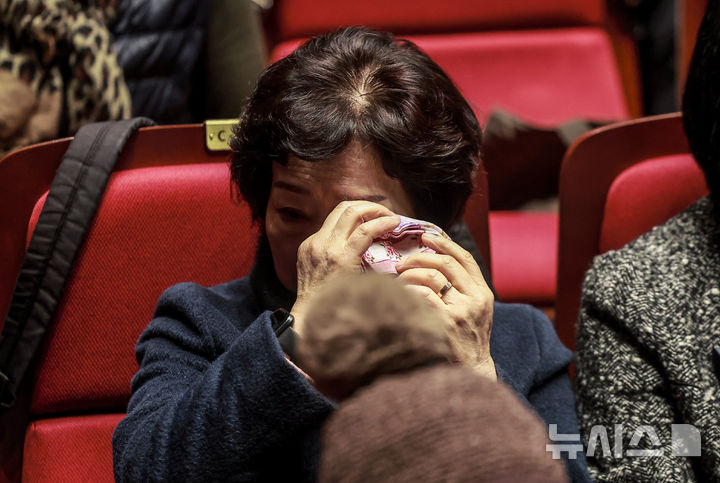 [서울=뉴시스] 정병혁 기자 = 4일 서울 마포구 마포아트센터에서 열린 2025학년도 일성여자중고등학교 입학식에서 입학생들이 선배의 입학소감문을 들으며 눈물을 닦고 있다. 2025.03.04. jhope@newsis.com