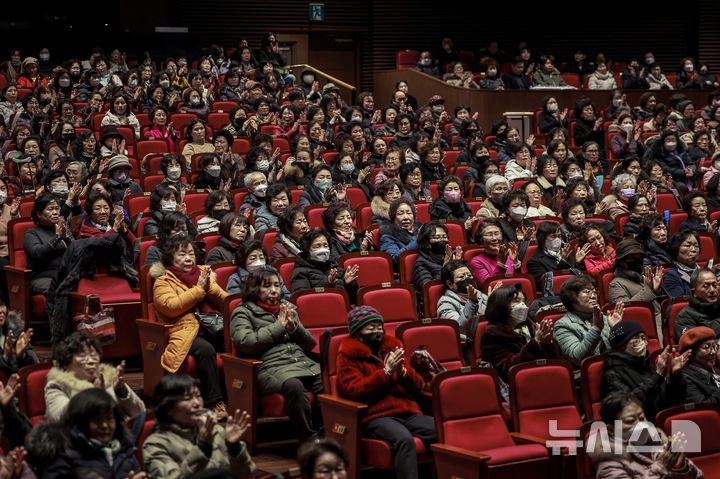 [서울=뉴시스] 정병혁 기자 = 4일 서울 마포구 마포아트센터에서 열린 2025학년도 일성여자중고등학교 입학식에서 입학생들이 박수를 치고 있다. 2025.03.04. jhope@newsis.com