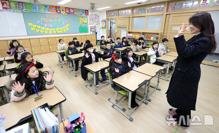 [대구=뉴시스] 이무열 기자 = 지난 3월 4일 대구 수성구 대구범어초등학교에서 입학식을 마친 신입생 어린이들이 교실에서 담임선생님과 인사를 나누고 있다. 2025.03.04. lmy@newsis.com