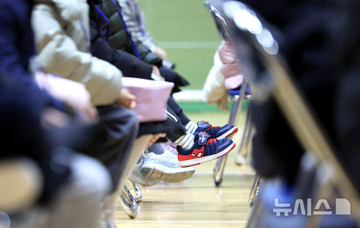 [대구=뉴시스] 이무열 기자 = 4일 대구 수성구 대구범어초등학교에서 신입생 입학식이 열리고 있다. 2025.03.04. lmy@newsis.com
