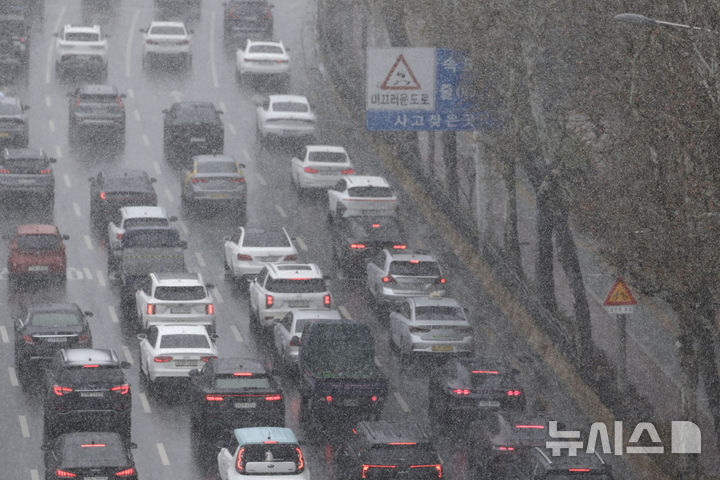 [서울=뉴시스] 최동준 기자 = 서울지역 곳곳에 눈이 내리고 있는 4일 서울 서초구 반포대로에서 차량이 서행하고 있다. 2025.03.04. photocdj@newsis.com
