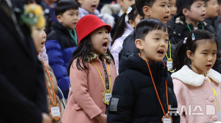 [서울=뉴시스] 추상철 기자 = 서울 마포구 아현초등학교 신입생들 모습. 본 기사와 직접 관련 없음. 2025.03.04. scchoo@newsis.com