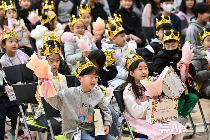 [수원=뉴시스] 김종택 기자 = 4일 경기도 수원시 대평초등학교에서 열린 입학식에서 신입생 어린이들이 공연을 보며 즐거워하고 있다. 2025.03.04. jtk@newsis.com