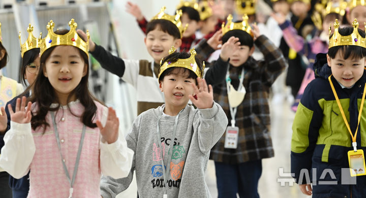 [수원=뉴시스] 김종택 기자 = 4일 경기도 수원시 대평초등학교에서 열린 입학식에서 신입생 어린이들이 친구들과 인사를 하고 있다. 2025.03.04. jtk@newsis.com