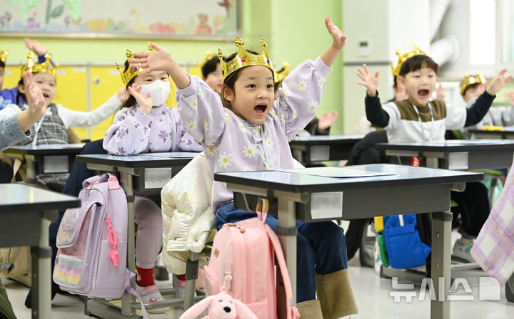 [수원=뉴시스] 김종택 기자 = 4일 경기도 수원시 대평초등학교에서 열린 입학식에서 신입생 어린이들이 담임선생님과 인사를 나누고 있다. 2025.03.04. jtk@newsis.com