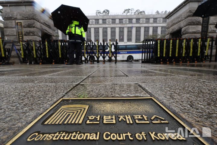 [서울=뉴시스] 황준선 기자 = 4일 서울 종로구 헌법재판소에서 경찰이 출입을 통제하고 있다.헌법재판소 재판관들은 이날부터 윤석열 대통령의 탄핵심판 사건 결론을 내리기 위한 평의를 매일 진행한다. 또한 지난달 19일 변론을 종결한 한덕수 국무총리 탄핵심판에 대한 결론을 이번 주 중 낼 것으로 전망된다. 2025.03.04. hwang@newsis.com
