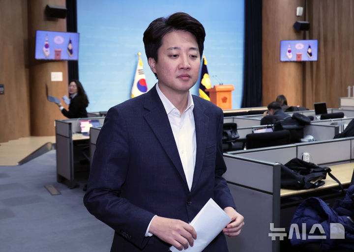 [서울=뉴시스] 조성우 기자 = 이준석 개혁신당 의원이 4일 오후 서울 여의도 국회 소통관에서 이재명 더불어민주당 대표의 엔비디아 발언 등 정치 현안 관련 기자회견을 마친 뒤 퇴장하고 있다. 2025.03.04. xconfind@newsis.com