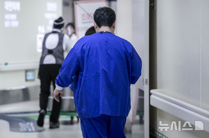 [서울=뉴시스] 정병혁 기자 = 서울의 한 대학병원에서 간호사가 이동하고 있다. 2025.03.04. jhope@newsis.com