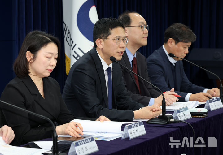 [서울=뉴시스] 배훈식 기자 = 강기룡 기획재정부 정책조정국장이 4일 오후 서울 종로구 정부서울청사에서 첨단전략산업기금 신설 관련 기재부, 금융위원회 합동 브리핑을 하고 있다. 2025.03.04. dahora83@newsis.com