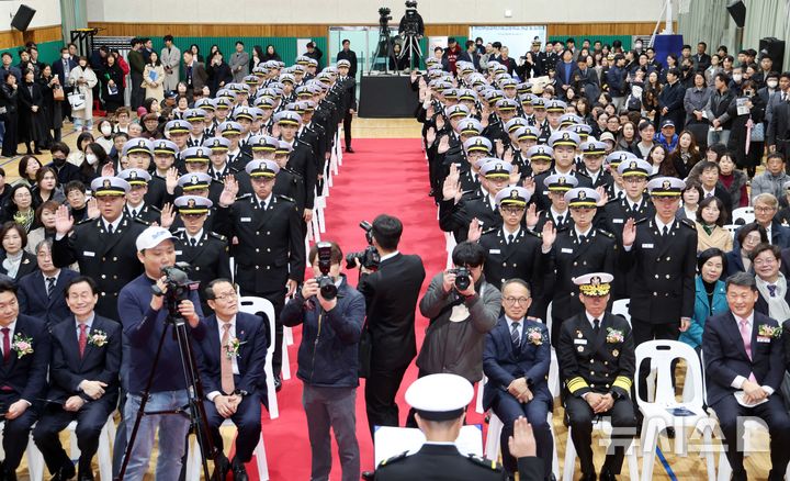[부산=뉴시스] 하경민 기자 = 전국 첫 해군 부사관 양성 특성화고인 '부산해군과학기술고등학교' 개교식 및 입학식이 열린 4일 오후 부산 해운대구 학교 내 강당에서 신입생들이 입학선서를 하고 있다. 이 학교는 해군기계과(3학급)와 해군전기전자과(3학급) 등 2개 학과를 운영하며 학급당 16명씩 총 96명의 학생이 올해 입학했다. 인증기준을 통과하는 졸업생은 졸업과 동시에 100% 해군부사관으로 임관된다. 2025.03.04. yulnetphoto@newsis.com