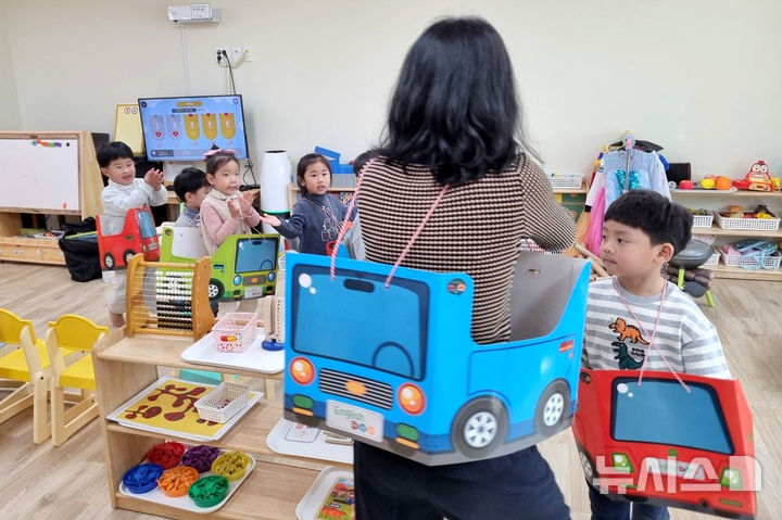 [곡성=뉴시스] 전남 곡성군미래교육재단 '찾아가는 영어쌤' 운영. (사진=곡성군청 제공). photo@newsis.com *재판매 및 DB 금지