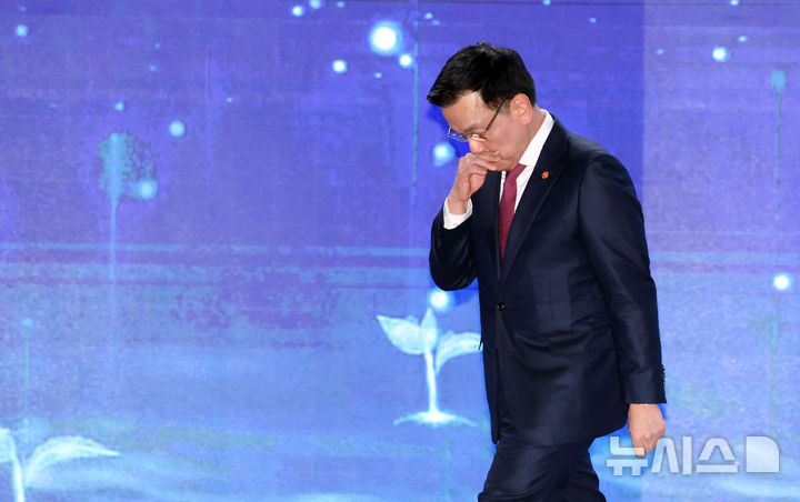 [서울=뉴시스] 조수정 기자 = 최상목 대통령 권한대행 부총리 겸 기획재정부 장관이 4일 서울 중구 동대문디자인플라자에서 열린 제59회 납세자의 날 기념식에서 치사 후 이동하고 있다. 2025.03.04. chocrystal@newsis.com