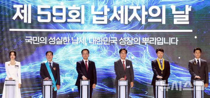 [서울=뉴시스] 조수정 기자 = 최상목 대통령 권한대행 부총리 겸 기획재정부 장관과 국회기획재정위원장인 송언석 국민의힘 의원이 4일 서울 중구 동대문디자인플라자에서 열린 제59회 납세자의 날 기념식에서 성실 납세 다짐 세리머니를 하고 있다. 오른쪽부터 대통령 표창을 받은 배우 지진희, 국민훈장 동백장을 받은 이재호 삼정회계법인 부대표, 송 기재위원장, 최 대통령 권한대행, 금탑산업훈장을 수훈한 이용호 정현프랜트 대표이사, 대통령 표창을 받은 배우 박하선. 2025.03.04. chocrystal@newsis.com