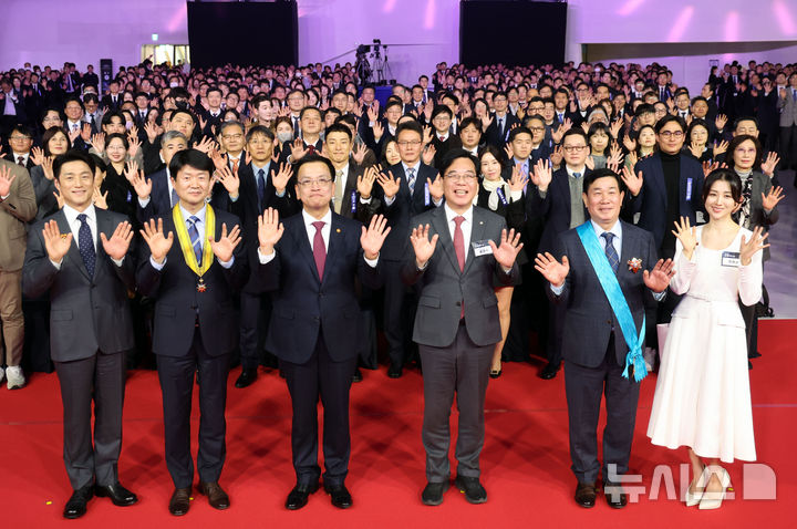 [서울=뉴시스] 조수정 기자 = 최상목 대통령 권한대행 부총리 겸 기획재정부 장관과 국회기획재정위원장인 송언석 국민의힘 의원이 4일 서울 중구 동대문디자인플라자에서 열린 제59회 납세자의 날 기념식에서 성실 납세 다짐 세리머니를 마친 뒤 참석자들과 기념촬영을 하고 있다. 왼쪽부터 대통령 표창을 받은 배우 지진희, 국민훈장 동백장을 받은 이재호 삼정회계법인 부대표, 송 기재위원장, 최 대통령 권한대행, 금탑산업훈장을 수훈한 이용호 정현프랜트 대표이사, 대통령 표창을 받은 배우 박하선. 2025.03.04. chocrystal@newsis.com
