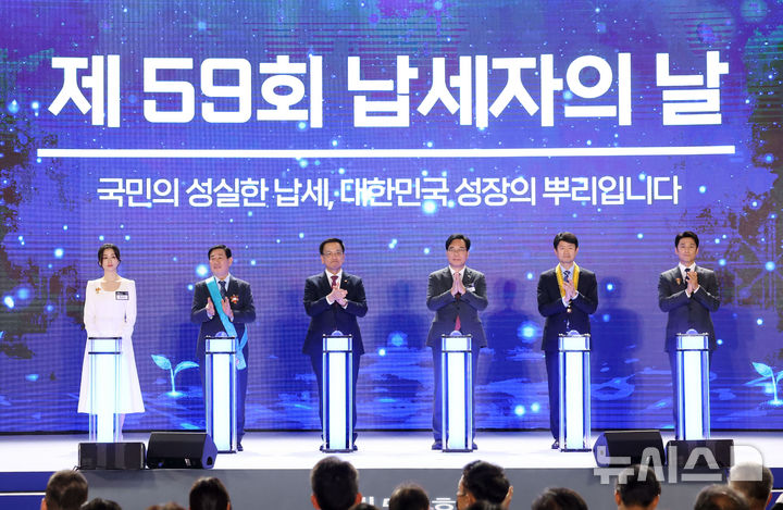 [서울=뉴시스] 조수정 기자 = 최상목 대통령 권한대행 부총리 겸 기획재정부 장관과 국회기획재정위원장인 송언석 국민의힘 의원이 4일 서울 중구 동대문디자인플라자에서 열린 제59회 납세자의 날 기념식에서 성실 납세 다짐 세리머니를 하고 있다. 오른쪽부터 대통령 표창을 받은 배우 지진희, 국민훈장 동백장을 받은 이재호 삼정회계법인 부대표, 송 기재위원장, 최 대통령 권한대행, 금탑산업훈장을 수훈한 이용호 정현프랜트 대표이사, 대통령 표창을 받은 배우 박하선. 2025.03.04. chocrystal@newsis.com