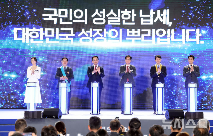 [서울=뉴시스] 조수정 기자 = 최상목 대통령 권한대행 부총리 겸 기획재정부 장관과 국회기획재정위원장인 송언석 국민의힘 의원이 4일 서울 중구 동대문디자인플라자에서 열린 제59회 납세자의 날 기념식에서 성실 납세 다짐 세리머니를 하고 있다. 오른쪽부터 대통령 표창을 받은 배우 지진희, 국민훈장 동백장을 받은 이재호 삼정회계법인 부대표, 송 기재위원장, 최 대통령 권한대행, 금탑산업훈장을 수훈한 이용호 정현프랜트 대표이사, 대통령 표창을 받은 배우 박하선. 2025.03.04. chocrystal@newsis.com